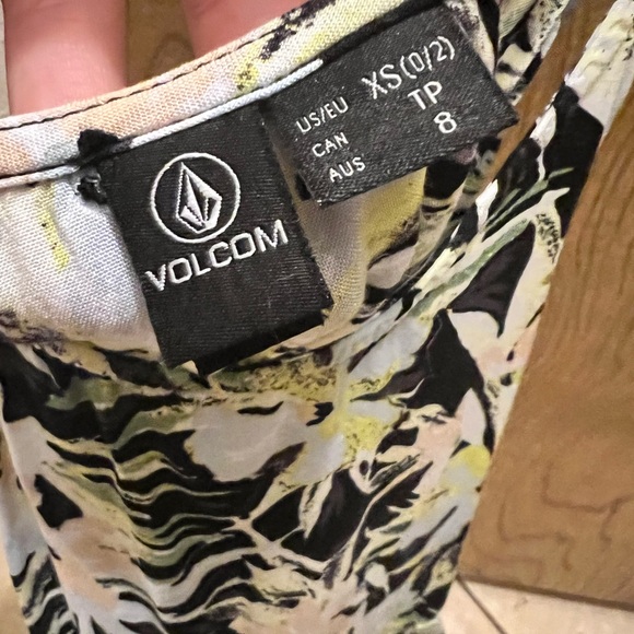 Volcom flowy tank top xs - Picture 5 of 6